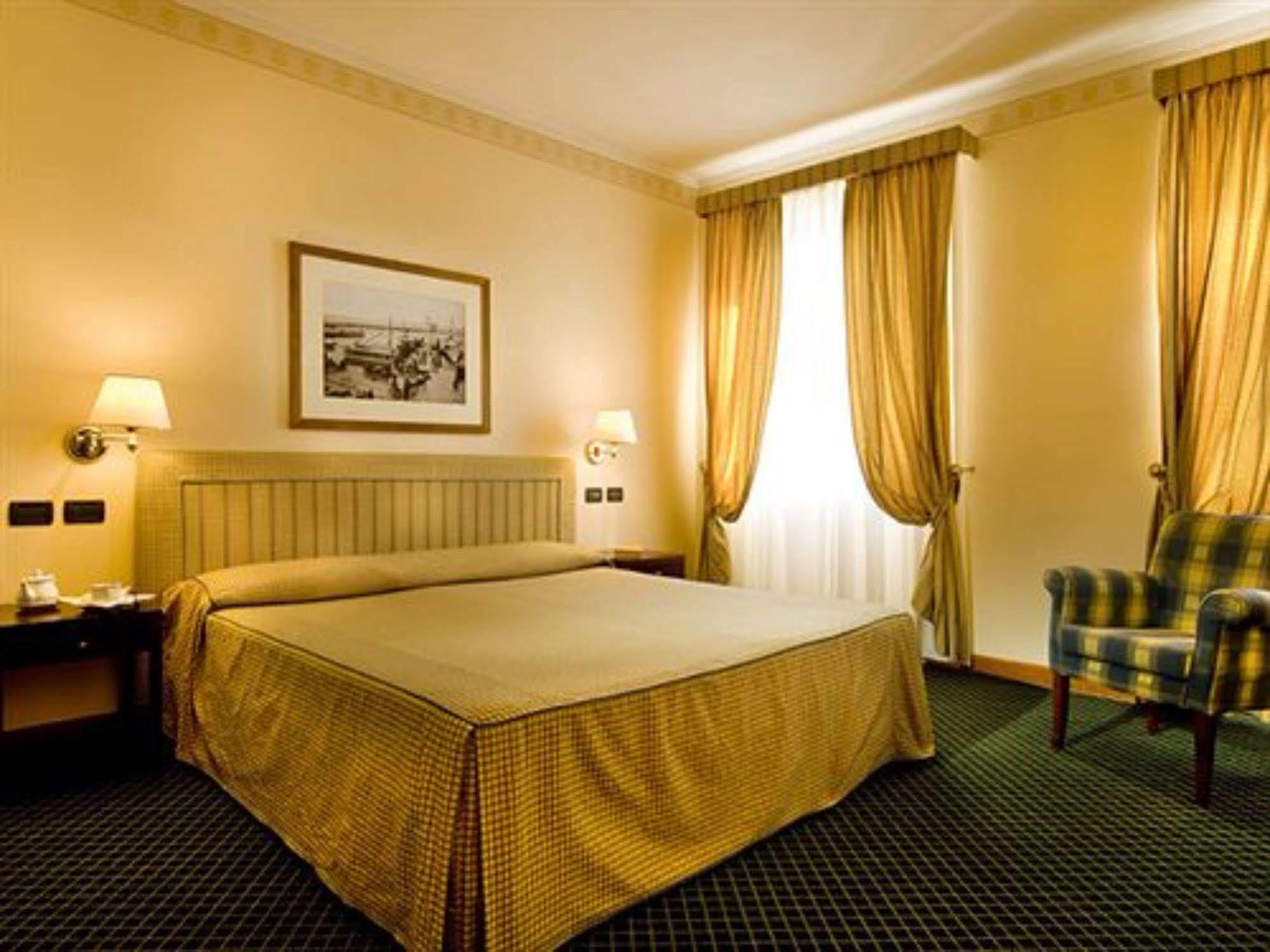 Hotel Сірміоне Екстер'єр фото